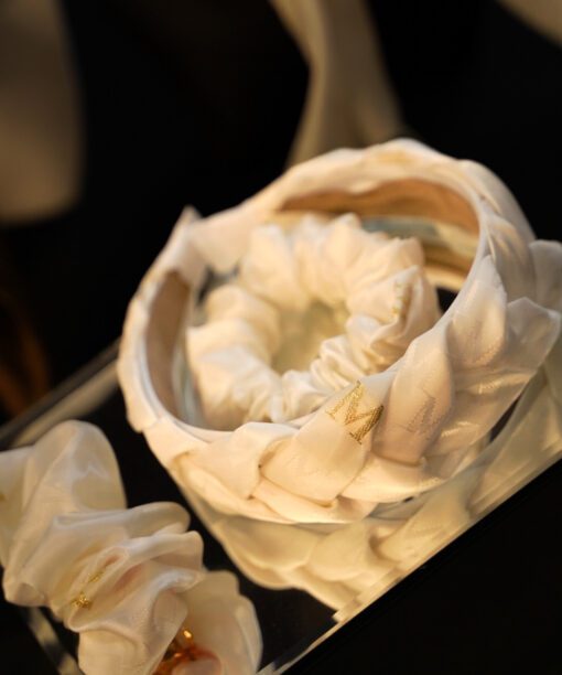 Alternative view of Pieno baltumo MAX MARA audinio lankelis plaukams