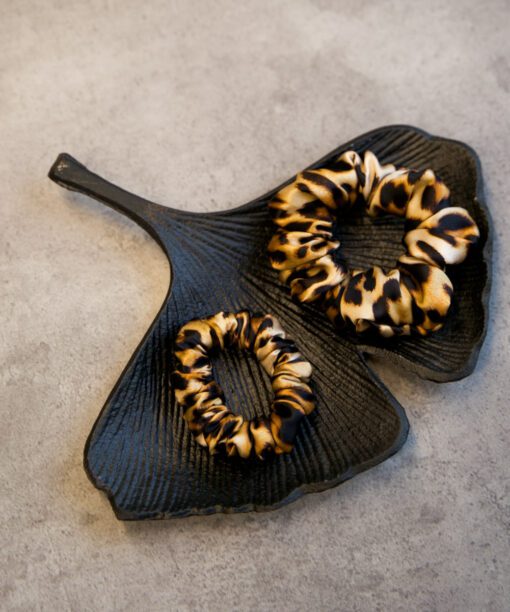Alternative view of Leopardų rašto šilkinė gumelė plaukams