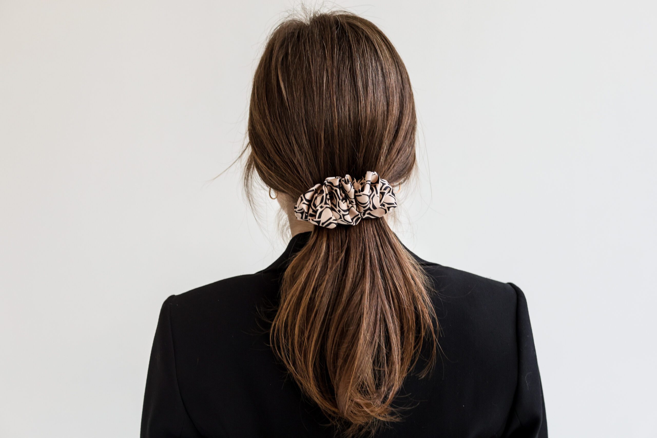 Rudų atspalvių plaukų segtukas kruasanas